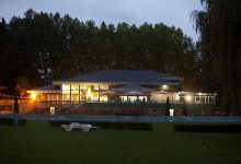 Edificio Sede Deportiva con piscina imagen nocturna